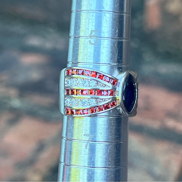 Red White and Blue WONDER WOMAN Gemstone Ring. Size 6 - Picture 8 of 9